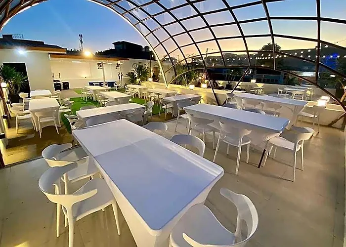 Aurora Pasay Near Airport 호텔 3*