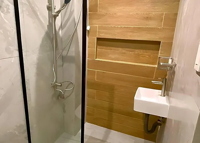 Aurora Pasay Near Airport 호텔 3*