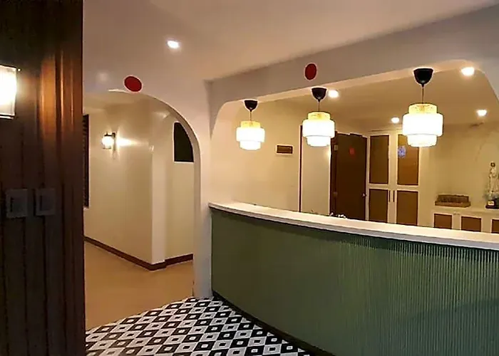 Aurora Pasay Near Airport 호텔 3*