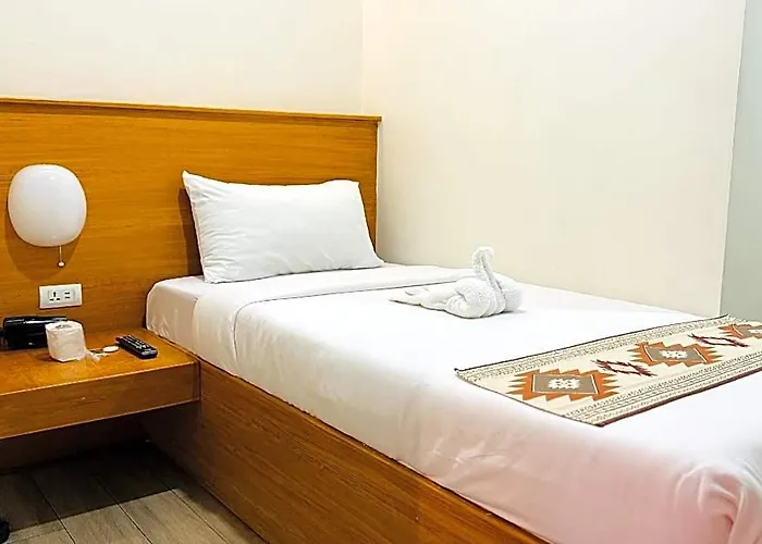 Aurora Pasay Near Airport 호텔 3*